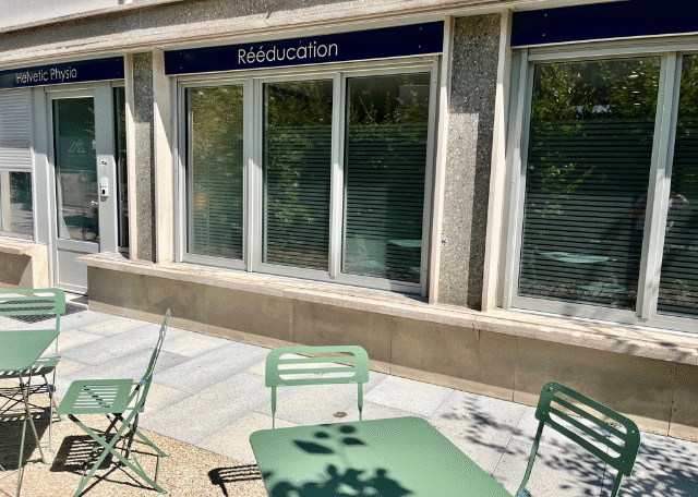 facade du cabinet de reeducation Helvetic Physio avec sa terrasse