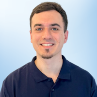 Photo de Carlos Peruga Oller - Physiothérapeute espagnol chez Helvetic Physio Genève. On le voit sur son polo car il y a le logo de l'entreprise