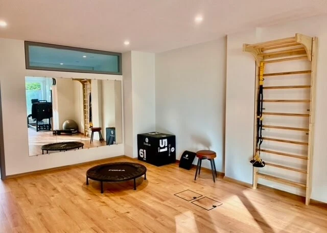 photo d'une salle de reeducation de helvetic physio avec espalier pliobox trampoline tabouret ballon miroir