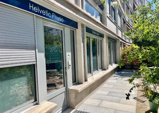 photo de l'exterieur du cabinet de physiotherapie Helvetic Physio situe à geneve. On voit la porte d'entree et une cour exterieure