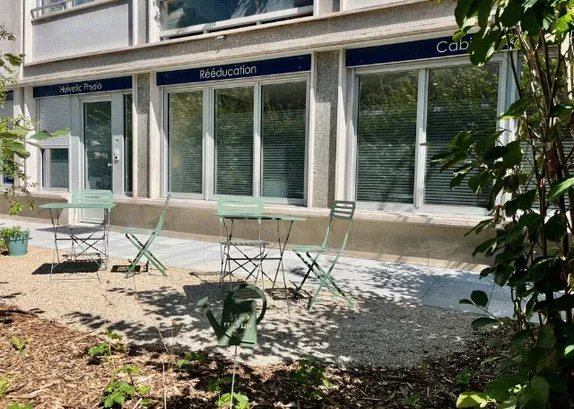 Devanture de l'arcade commerciale Helvetic Physio avecd son jardin exterieur et sa terrasse sur la route de malagnou