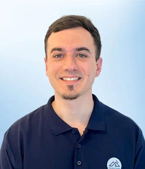 Photo de Carlos Peruga Oller - Physiothérapeute espagnol chez Helvetic Physio Genève. On le voit sur son polo car il y a le logo de l'entreprise